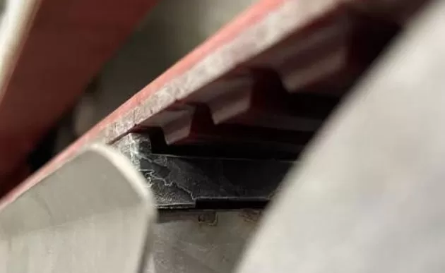 Düz çizgi çift kenar makinesi için patentli iletim yapısı