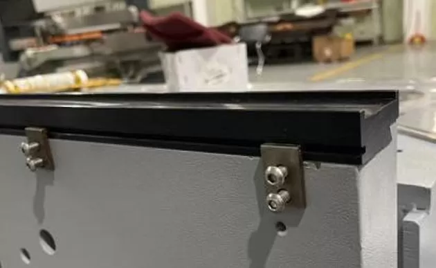 Düz çizgi çift kenar makinesi için patentli iletim yapısı