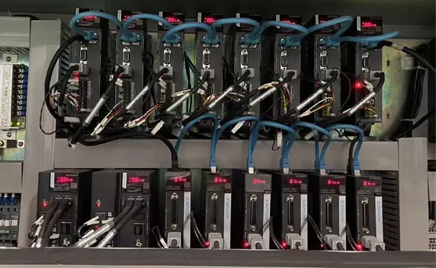 Düz çizgi çift kenar makinesi hassas Servo ve VFD Motor kontrol sistemi